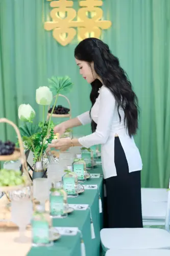 Gia tiên tone sen truyền thống