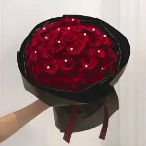 Bó hoa hồng đỏ rực rỡ