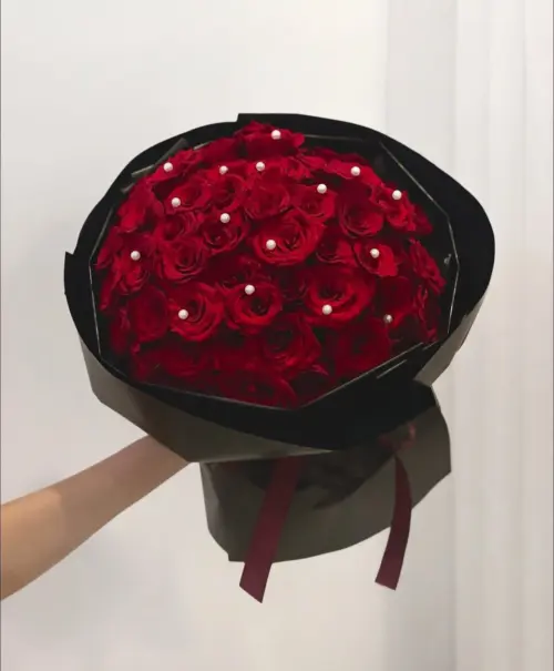 Bó hoa hồng đỏ rực rỡ