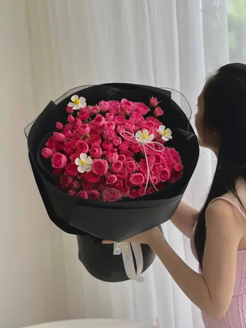 Bó hoa hồng đỏ rực rỡ