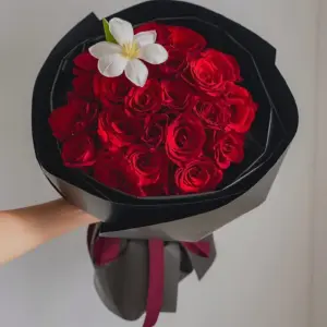Bó hoa hồng đỏ rực rỡ