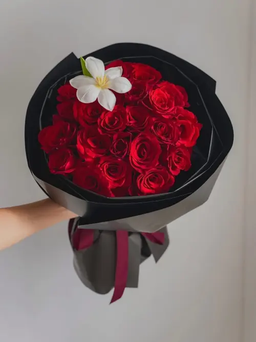 Bó hoa hồng đỏ rực rỡ