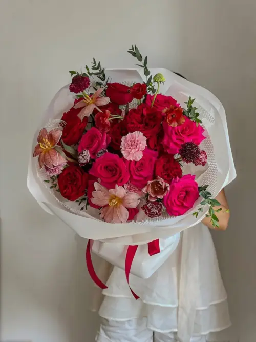 Bó hoa hồng đỏ rực rỡ
